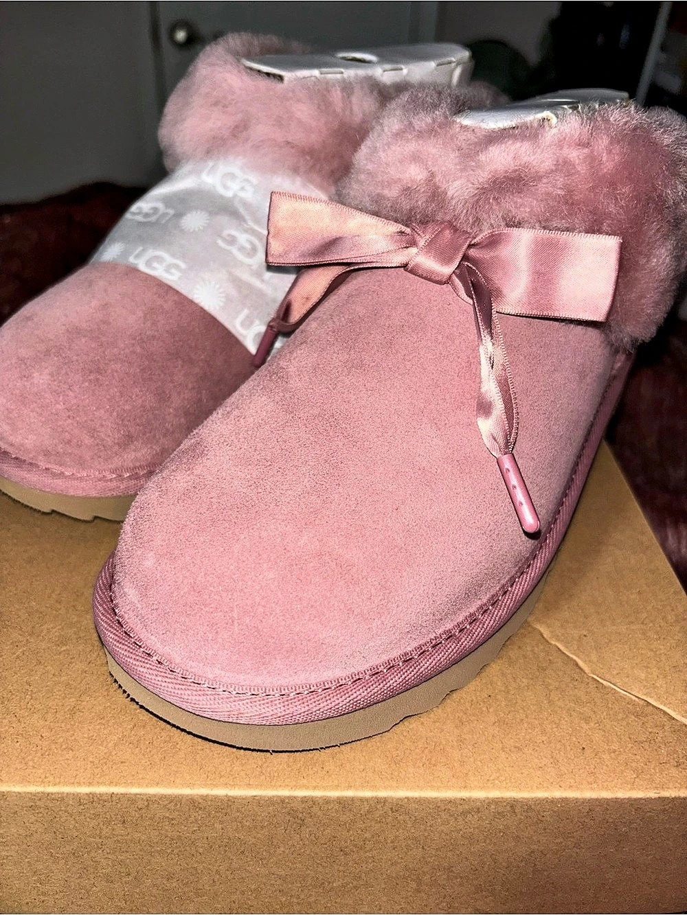 UGG Bailey Slipper Pink Bow Winter Boots US
Big Kids 6. Will fit women’s 7.5/8